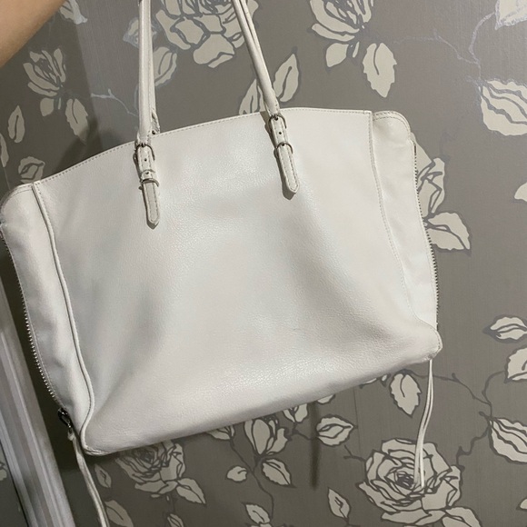 Balenciaga tote with some flaws. All my items are guaranteed authentic.read ‼️ - Picture 2 of 16